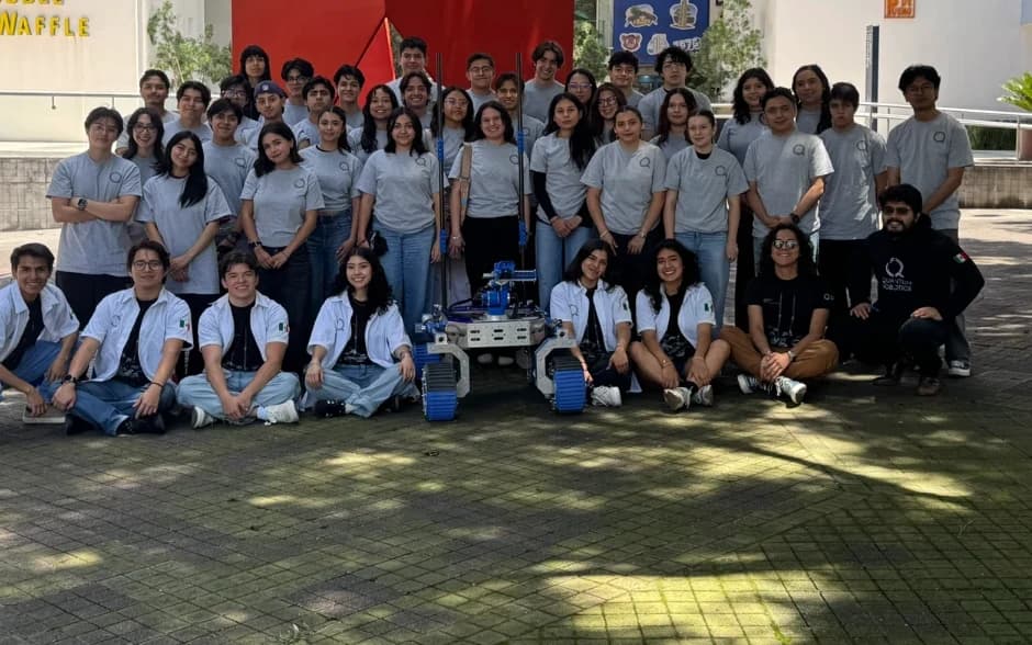 Equipo de Quantum Robotics reunido con el rover
