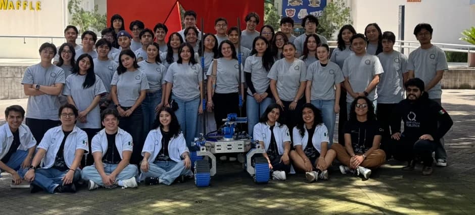 Equipo de Quantum Robotics reunido con el rover